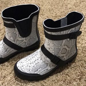 Bearpaw rain boots